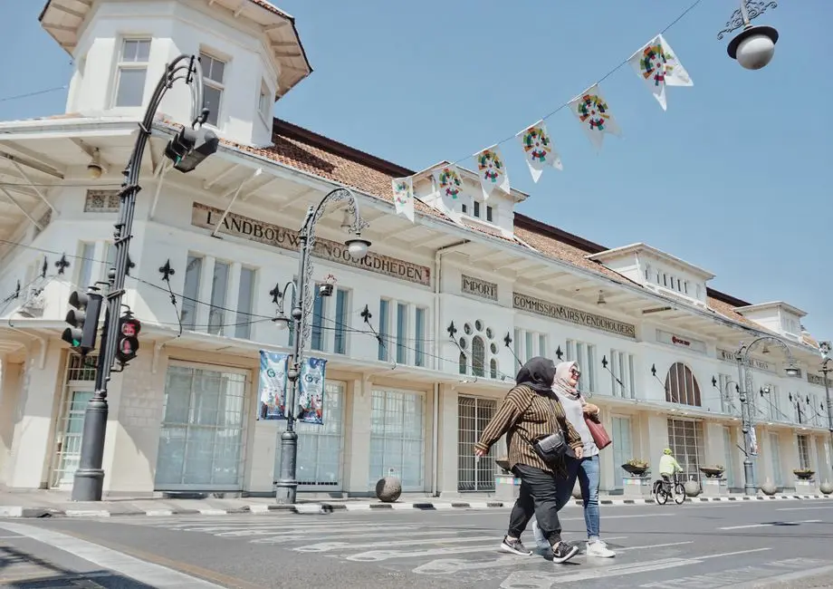 Suasana kawasan wisata kota dengan pengunjung berjalan kaki