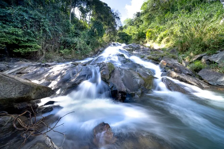 Air terjun Situmurun dengan air jernih mengalir di antara batu-batu besar