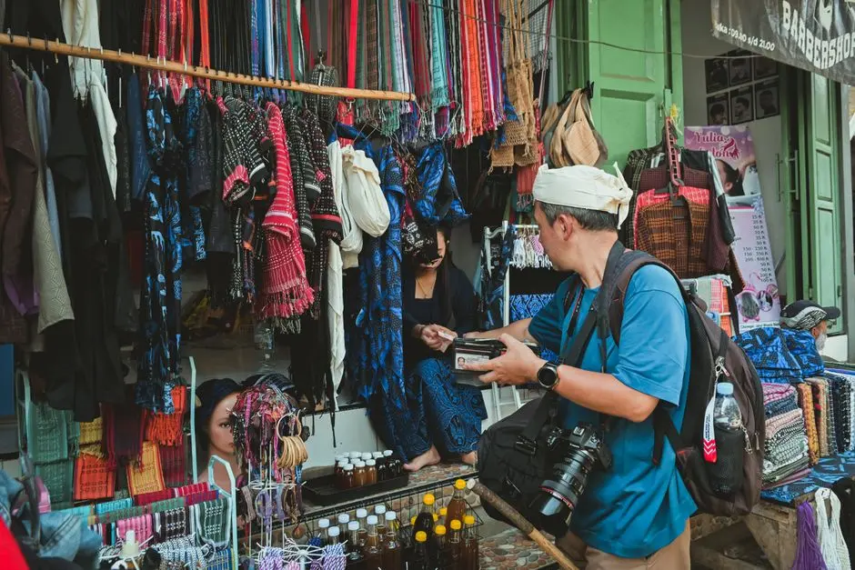 Pengunjung melihat produk kerajinan dan makanan lokal